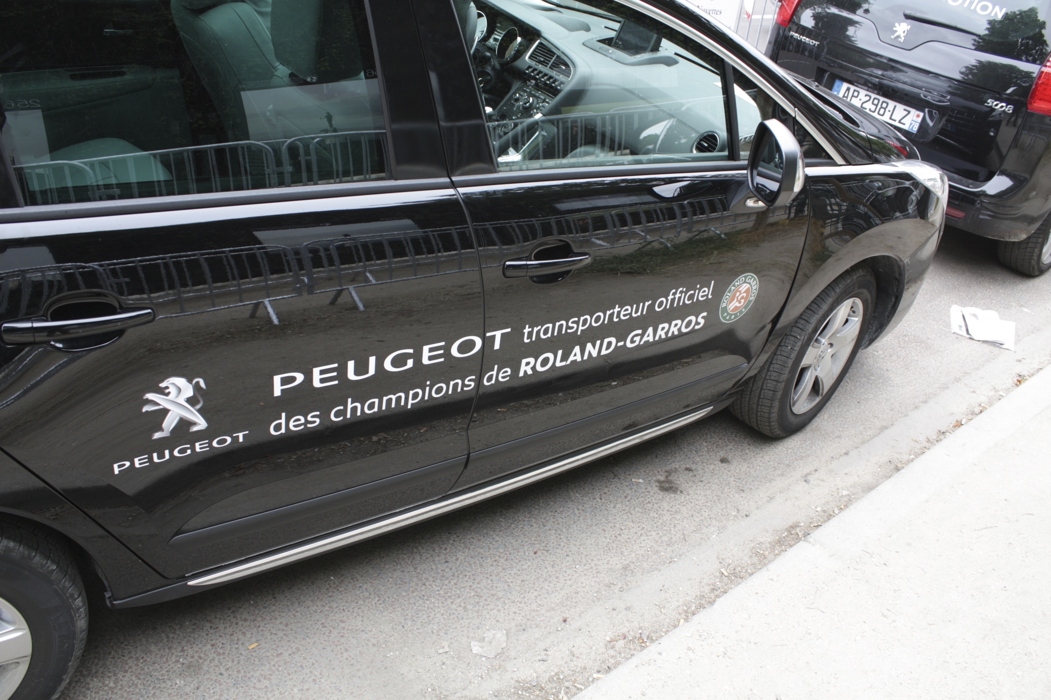 Typographies d'identité Peugeot. Applications des typographies. Voiture officielle Roland-Garros.