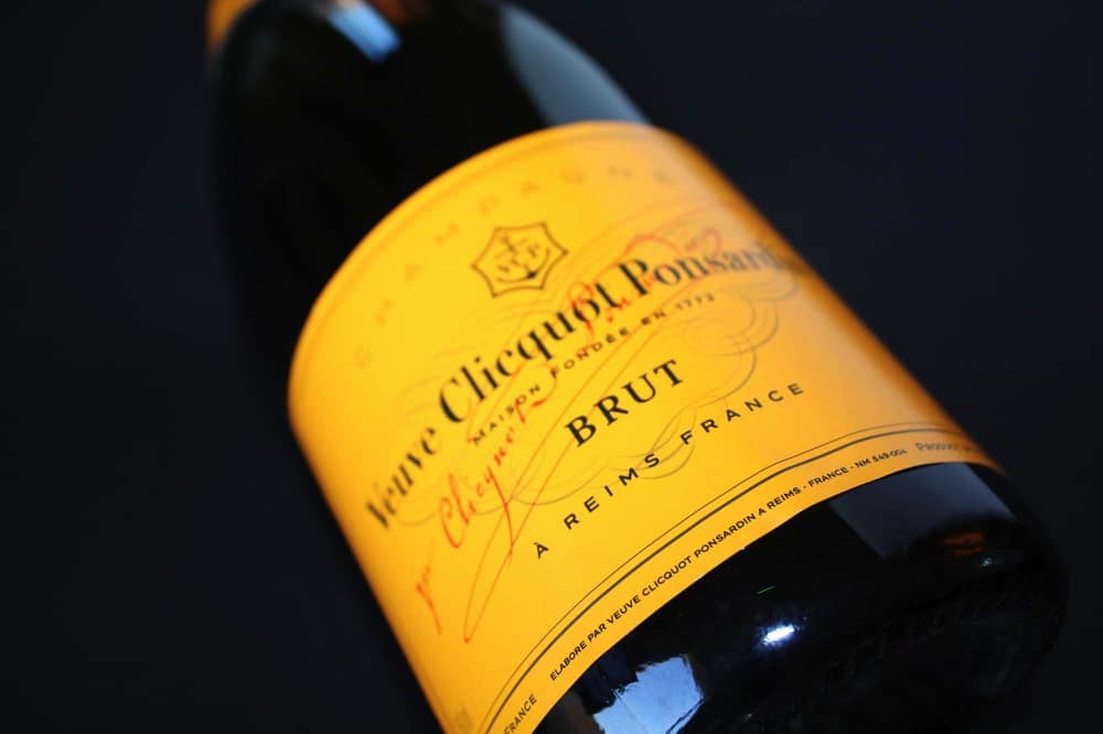 Typographie exclusive Veuve Clicquot Ponsardin. Alphabet sur mesure, typographie d'identité.