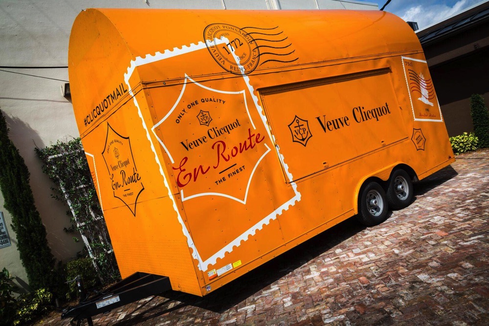 Typographie exclusive Veuve Clicquot Ponsardin. Alphabet sur mesure, typographie d'identité.